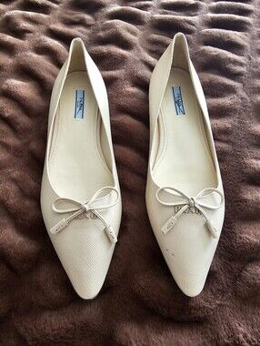 Prada Beige Pointed-Toe Bow Flats. Size EU39/US8.5